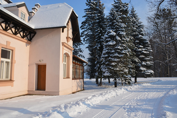 Ubytov�n� �eladn� - Hotel na �eladn� v Beskydech - pohled zvenku - penzion v zim�